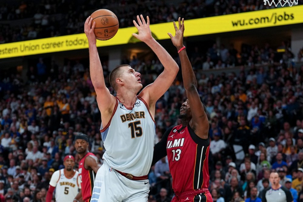 Srb Nikola Jokić z týmu Denver Nuggets vydělá za rok 55,2 milionů dolarů