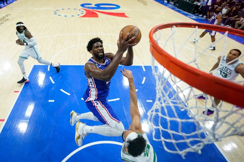 Celkem 53,3 milionů dolarů obdrží za sezónu Joel Embiid z týmu Philadelphia 76ers