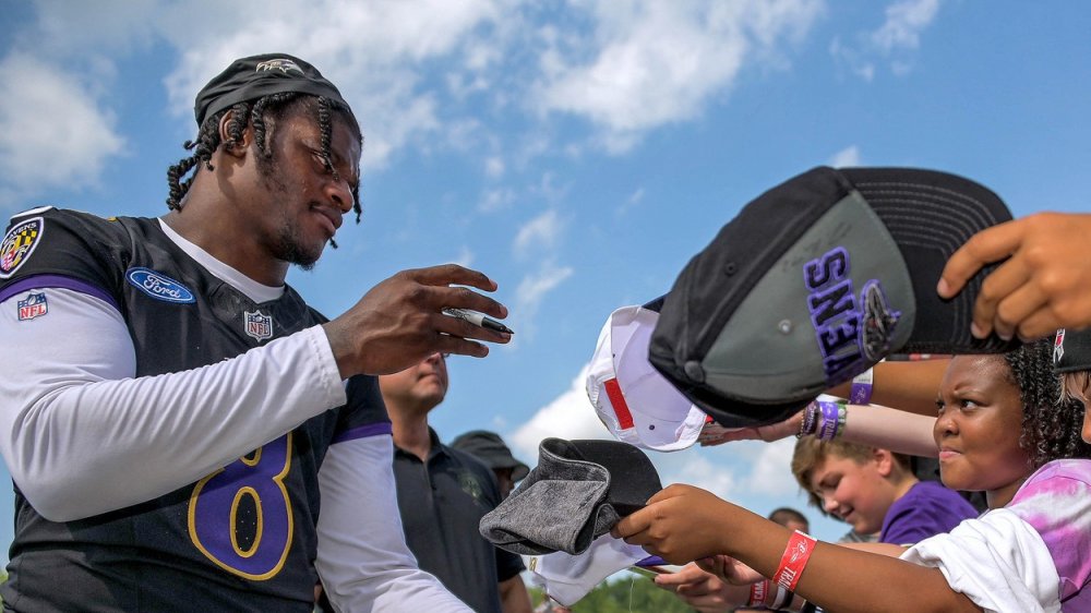 Hráč amerického fotbalu Lamar Jackson z týmu Baltimore Ravens si za sezónu vydělá 52 milionů dolarů