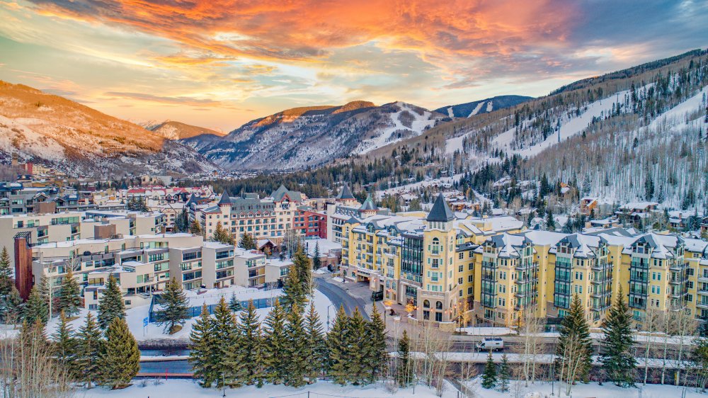 3. místo - Aspen, Colorado (USA). Nejznámější a nejlukrativnější horské a lyžařské středisko ve Spojených státech, které se objevilo i v jednom z dílů kultovního South Parku. Denní náklady se pohybují průměrně okolo 1478 dolarů, tedy přes 32 tisíc korun. Hotely si za noc účtují od pár stovek dolarů výše. Za atrakce a lyžařské skipasy turisté utratí denně průměrně 333 dolarů, tedy více než sedm tisíc korun. 