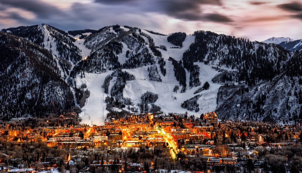 3. místo - Aspen, Colorado (USA). Nejznámější a nejlukrativnější horské a lyžařské středisko ve Spojených státech, které se objevilo i v jednom z dílů kultovního South Parku. Denní náklady se pohybují průměrně okolo 1478 dolarů, tedy přes 32 tisíc korun. Hotely si za noc účtují od pár stovek dolarů výše. Za atrakce a lyžařské skipasy turisté utratí denně průměrně 333 dolarů, tedy více než sedm tisíc korun. 