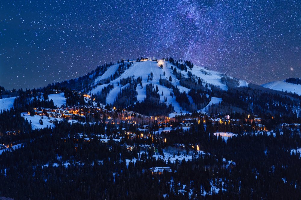 4. místo - Park City, Utah (USA). Pro Evropany nejspíše méně známé, nežli předchozí Aspen. Levnější je však jen o něco. Lidé zde průměrně utratí 2157 dolarů, přes 27 tisíc korun. Ubytování za noc vyjde několika člennou rodinu na částku okolo tisíce dolarů. U atrakcí a lyžařských vleků je to obdobné jako v příápadě Aspenu, průměrná denní útrata je přes 300 dolarů.