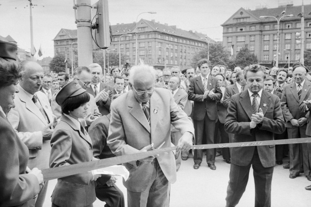 Slavnostní otevření první trasy metra A v Dejvicích. Dobová popiska říká: "Zahájení provozu trasa 1A - stanice Leninova.Generální tajemník ÚV KSČ a prezident ČSSR Gustáv Husák se zúčastnil 12. srpna 1978 v čele stranické a vládní delegace slavnostního zahájení prvního úseku trasy A pražského metra, stavby čs.-sovětské spolupráce. Slavnostního zahájení se zúčastnila stranická a vládní delegace SSSR".