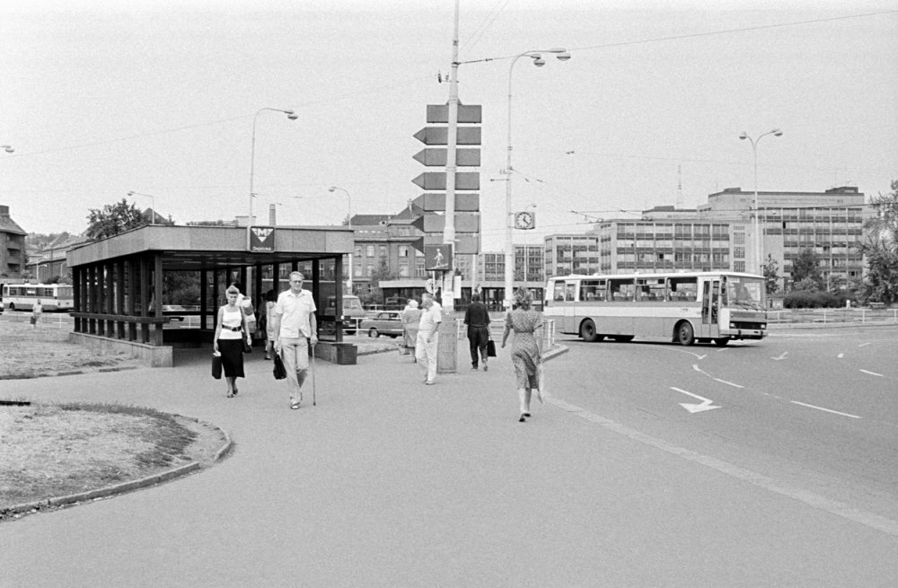 Takto vypadala stanice Dejvická (dříve Leninova) 1. srpna 1990.