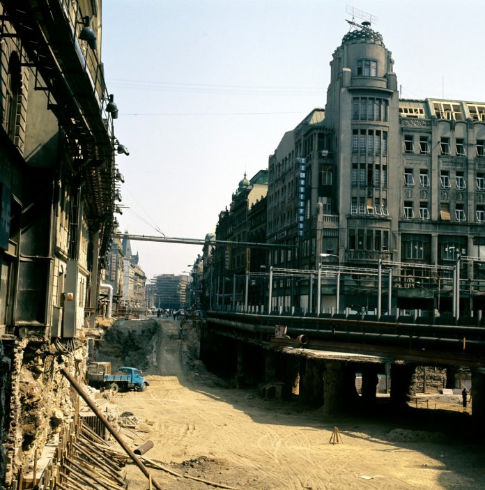 Výstavba metra - trasa A - pohled z Můstku do ulice Na Příkopě. (vpravo palác Koruna). 1. ledna 1976