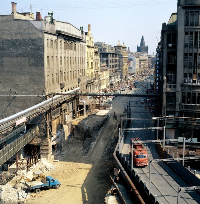 Výstavba metra - trasa A - pohled z Můstku do ulice Na Příkopě, 1. ledna 1976.