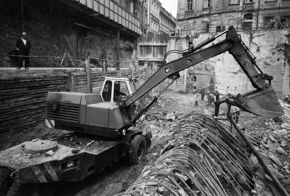 Stavba vestibulu stanice Můstek uprostřed Václavského náměstí. Současně s výstavbou podchodu pokračují práce na druhém vestibulu stanice Můstek, 5. října 1976