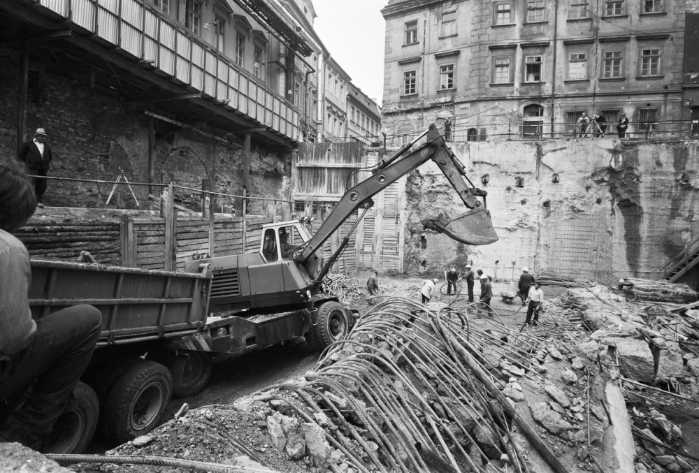 Stavba vestibulu stanice Můstek uprostřed Václavského náměstí. Současně s výstavbou podchodu pokračují práce na druhém vestibulu stanice Můstek, 5. října 1976.