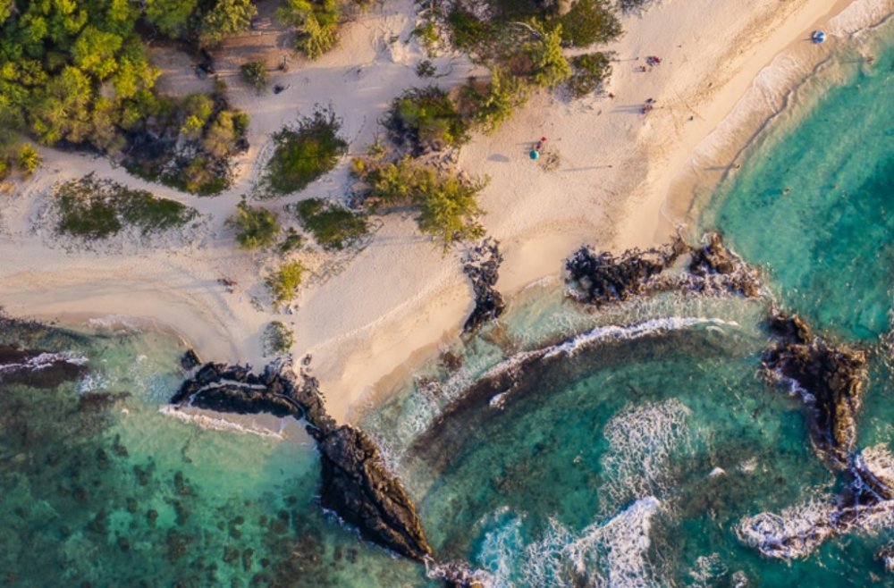 Makalawena, Velký ostrov (Big Island), Havaj, USA Hned několik dalších jedinečných pláží naleznete na Velkém ostrově v souostroví Havaj. První z nich, která určitě stojí za návštěvu je nádherná asi kilometrová pláž s bílým pískem, která se nachází hned za plážovým parkem Mahaiula Beach Park. Ačkoliv je hůře dostupná, stojí za to se na ni vydat.