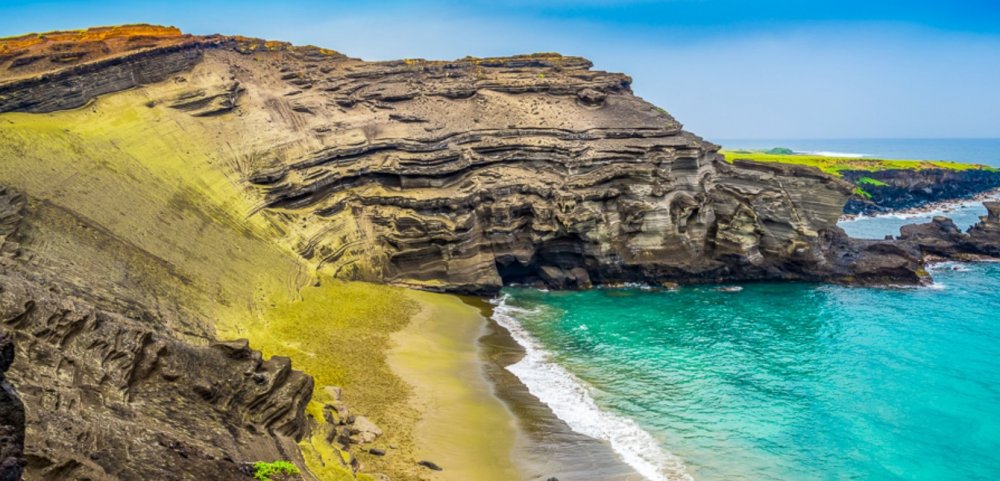 Papakolea, Velký ostrov (Big Island), Havaj, USA Ani další z unikátních havajských pláží, Papakolea není zrovna snadno dostupná. Je to ale jedna ze dvou působivých havajských pláží, která je zbarvena dozelena. 