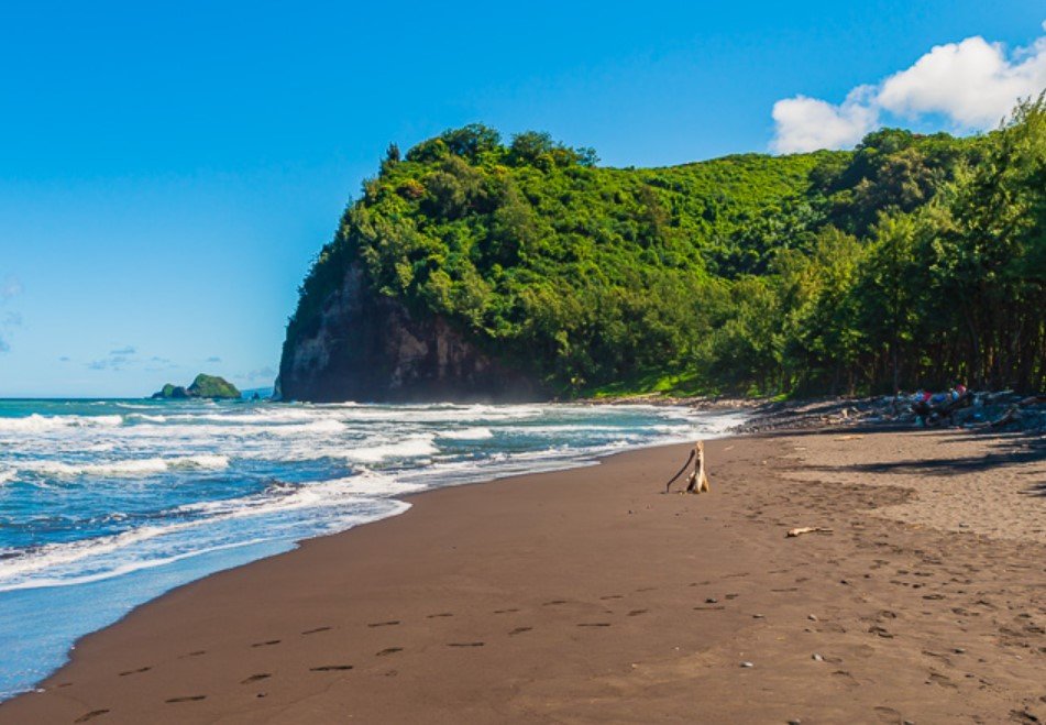 Pololu, Velký ostrov (Big Island), Havaj, USA Na Havaji jsou ale také nádherné a proslulé černé pláže. Jednou z nich je například zcela odlehlá pláž, kde se mísí jemný černý písek a velké leštěné lávové kameny. 