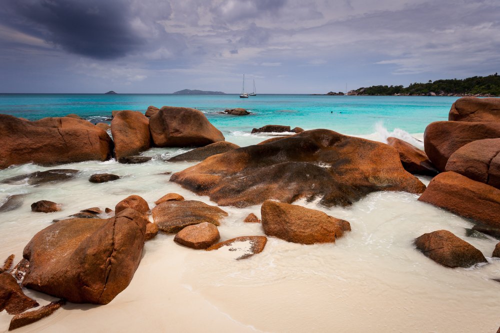 Anse Lazio, Praslin, Seychelská republika Pláž zvaná Anse Lazio na ostrově Praslin na Seychelách je podle světoznámého průvodce Lonely Planet označovaná za nejkrásnější v celém souostroví, ne-li rovnou na celém světě. Pyšní se zlatavým pískem a tyrkysovým mořem a celou tuto úchvatnou scenérii dokreslují ještě impozantní obří kompozice z balvanů roztroušených po pláži. 