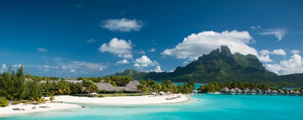 Bora Bora, Francouzská Polynésie, Francie - Ostrov ležící severozápadně od Tahiti je známý svou působivou přírodní scenérií, kdy nad pláží s tyrkysovou lagunou a luxusními bungalovy se tyčí k nebi horské štíty s ikonickou horou Otemanu.