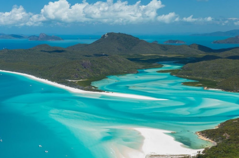 Whitehaven Beach, ostrov Whitsundays, Queensland, Austrálie - Přesuneme-li se z Bora Bora západním směrem, máme šanci vidět další kouzelnou pláž Whitehaven Beach, která se až nápadně často ocitá na seznamech těch nejkrásnějších pláží světa. 