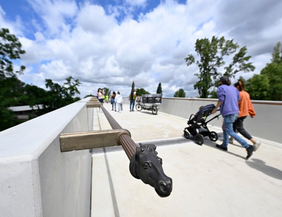 Na holešovickém břehu Vltavy začíná lávka HolKa na Bubenském nábřeží před branou do Holešovické tržnice. V Karlíně na Rohanském nábřeží navazuje na cyklostezku vedoucí po protipovodňové bariéře.