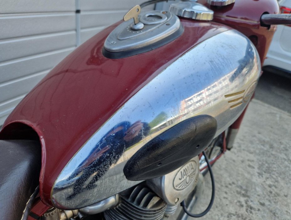 Motocykl Jawa 500 OHC 01 z roku 1955 se vydražil za 715 tisíc korun