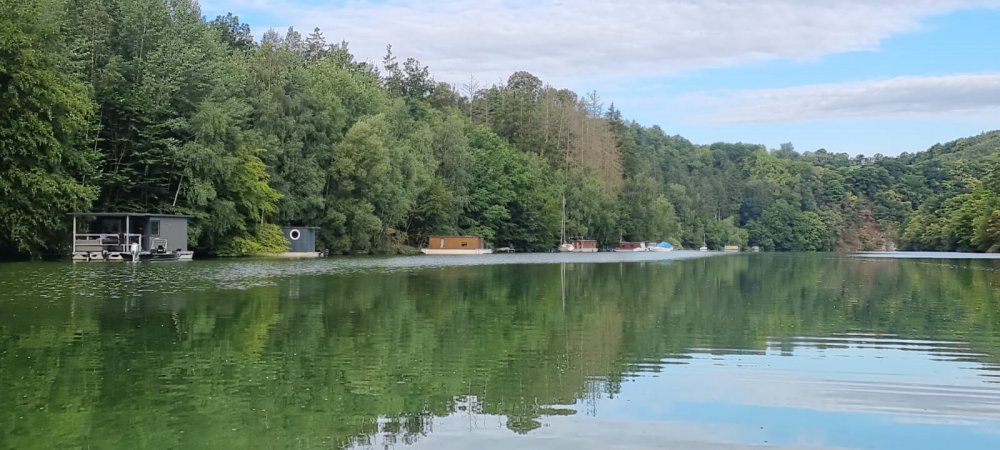 A to, že Vltava táhne, potvrzuje i počet kotvišť. Hausbótů významně přibylo.