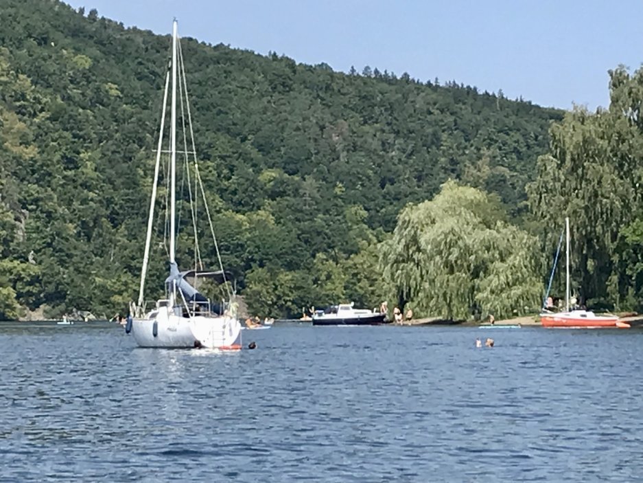 Atraktivitu lokalitě nepřináší jen vodní plocha. 