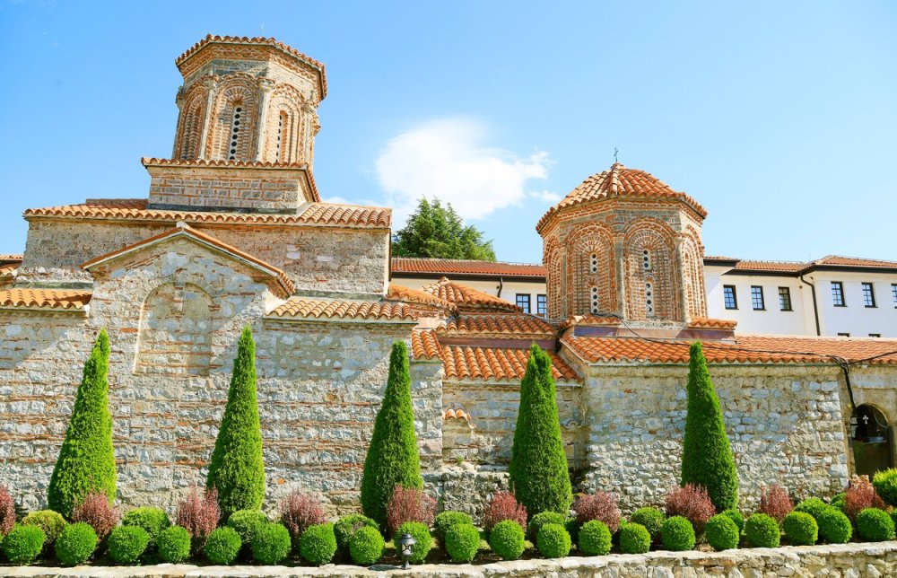 Nad jezerem Ohrid se nachází mimo jiné i klášter Sveti Naum. Založil jej v 9. století svatý Naum, žák Cyrila a Metoděje. Za osmanské nadvlády byl zničen, ale v 16. století byl vystavěn kostel nový