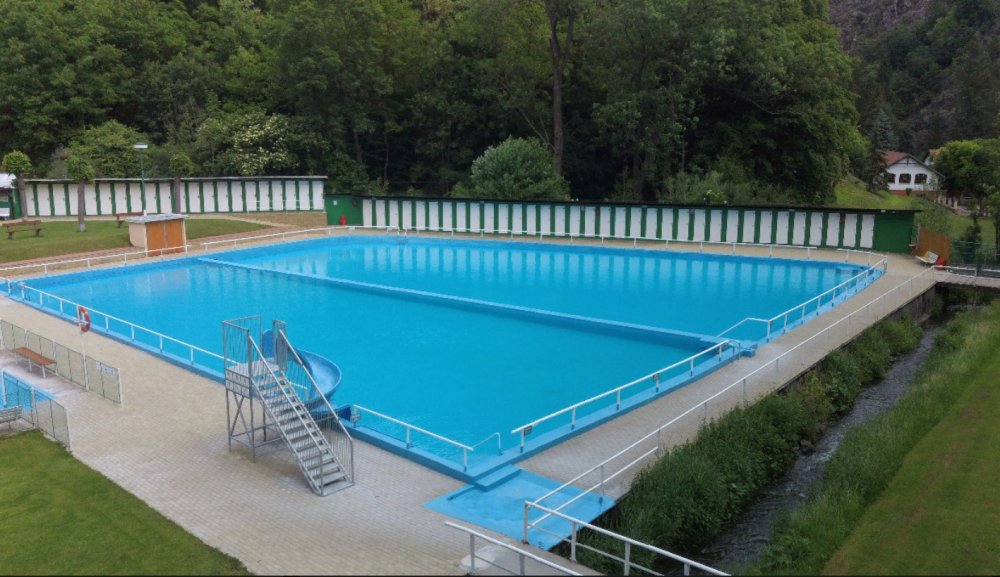 Nově tu ale byl vybudován i malý tobogán, dětské brouzdaliště a třeba trampolína. Na své si tu přijdou i příznivci míčových sportů jako stolní tenis, plážový volejbal či fotbálek. 