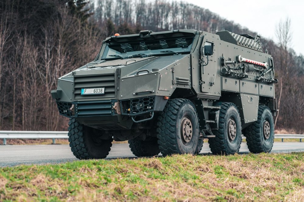 K pohonu mohou být použity různé typy motorů Tatra, Cummins a jiných, spojených s plně automatickými převodovkami