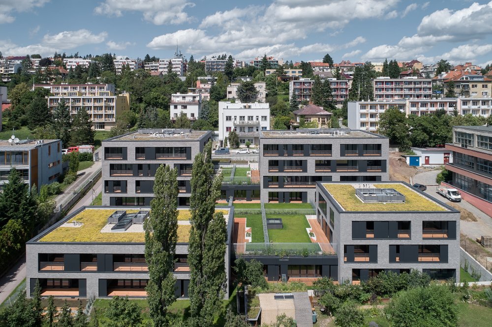 Čtyři v jednom, tak se jmenuje rezidenční projekt v Brně. Navrhli ho architekti ze studia Kuba Pilař do brněnské funkcionalistické čtvrti.