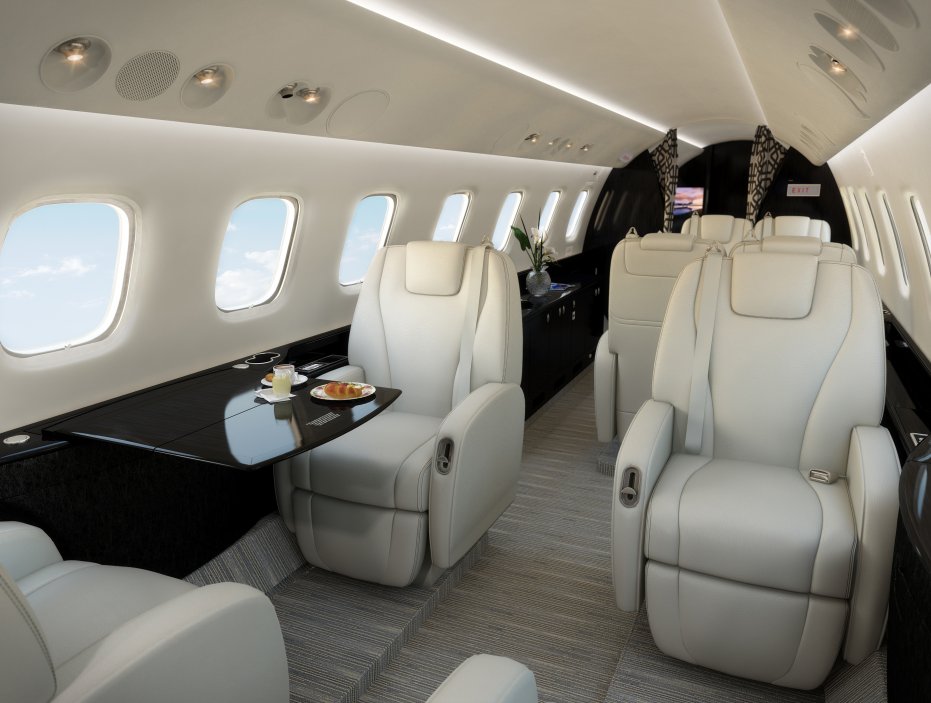 Místo pro pasažery v letadle Embraer Legacy 650, velmi podobného letadla, které má oproti modelu 600 delší dolet