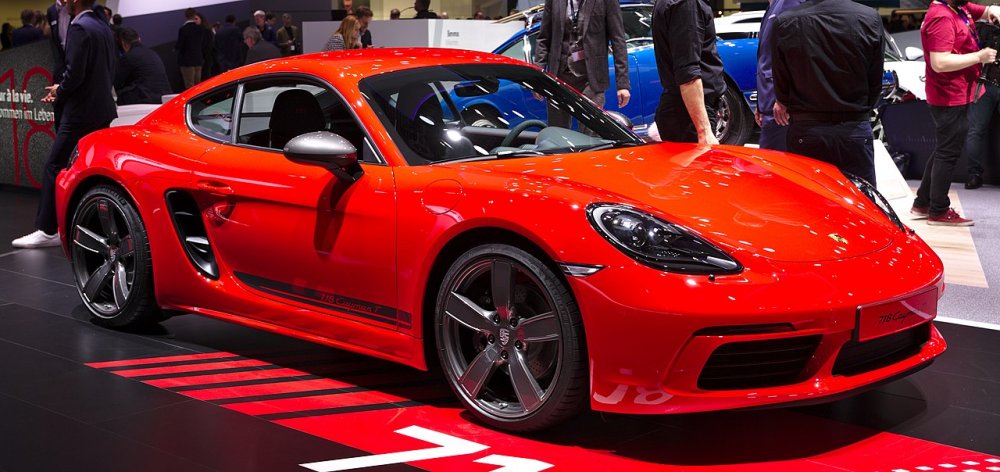 Investice do automobilů značky Porsche letos klesly jen o 5 procent. (Porsche 718 Cayman)