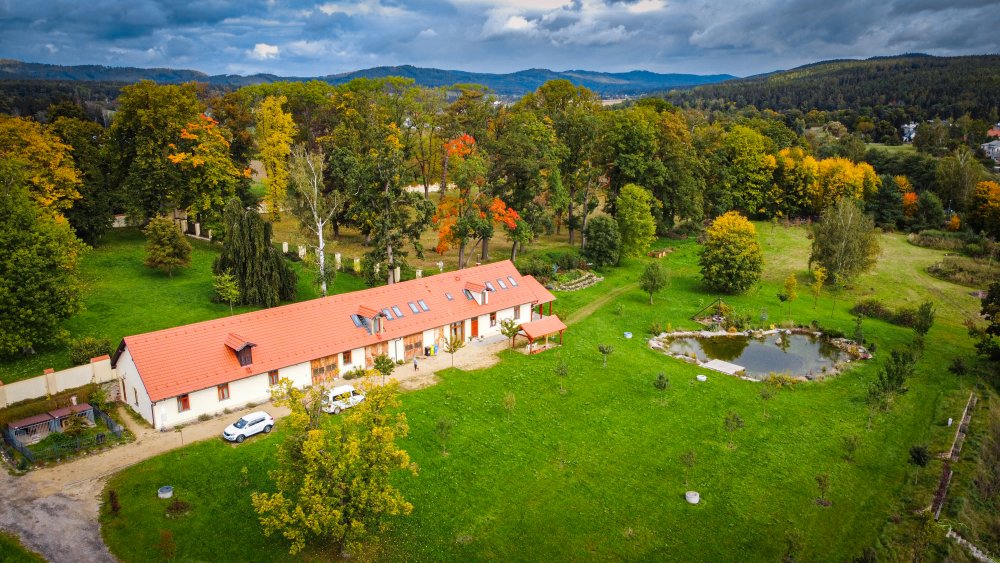 Tento dům může dle slov Lenky Munter sloužit jako zázemí pro majitele, který má pro celý zámek vizi komerčního využití, případně jako trvalé bydlení pro personál.