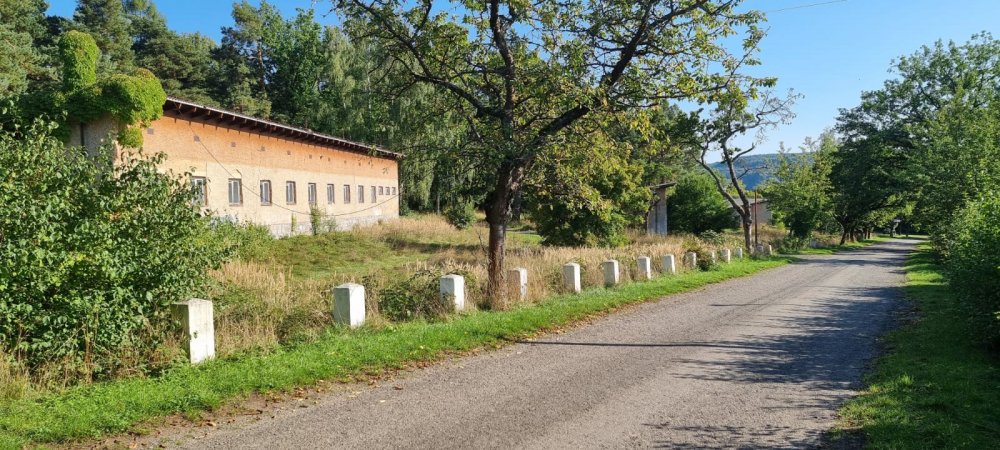 Má totiž dramatickou minulost. Rekreační areál v Rabyni na Benešovsku dříve patřil zakladateli vytunelované společnosti H-System Petru Smetkovi. Ten ho v nezákonné dražbě v roce 2005 prodal podnikatelovi Luďkovi Fabingerovi. 