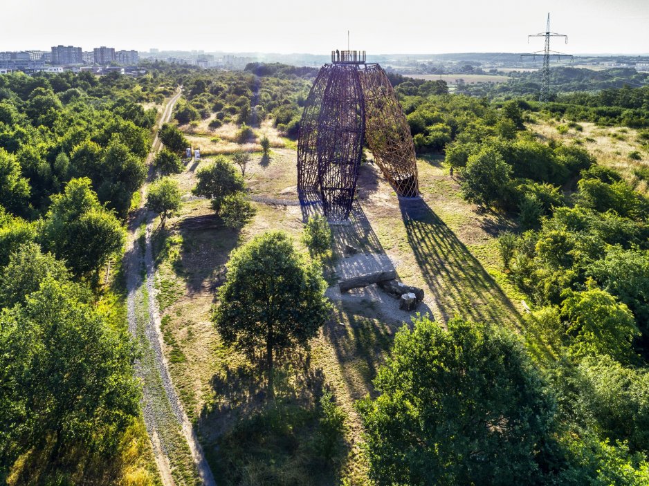 Huť architektury Martina Rajniše experimentuje a staví z kmínků již několik let. Věž Doubravka je shrnutím a výsledkem tohoto zkoumání.