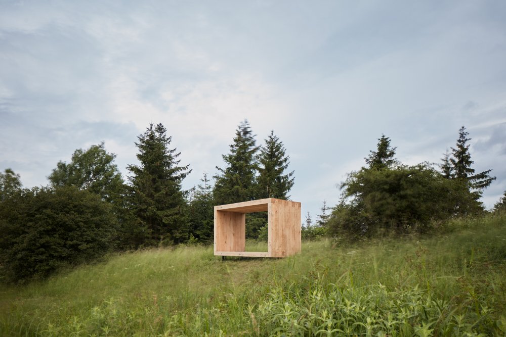 Tato pozorovatelna, kterou navrhl architekt Zdenek Fránek, stojí v kopcích nad Valašskými Příkazy.