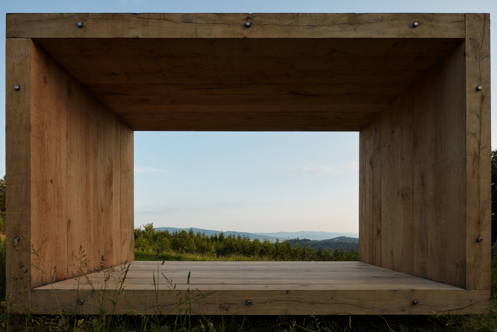 Architekt Zdeněk Fránek ztvárnil pozorovatelnu jako minimalistickou dřevěnou konstrukci s čistými detaily bez jakéhokoliv výrazného prvku.