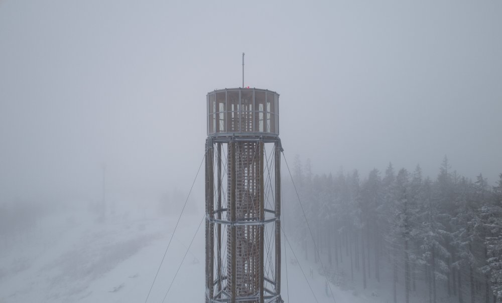 Tahle dřevěné rozhledna stojí na na nejvyšším bodě mezi Hynčicemi a Stříbrnicemi, vrch Štvanice 866 m.n.m.