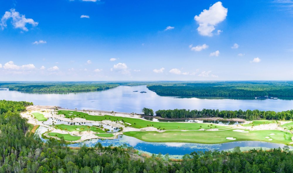 Rozlehlé golfové hřiště bylo jedna z prvních částí projektu, které vzniklo po začátku stavby v roce 2015.