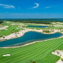 Rozlehlé golfové hřiště bylo jedna z prvních částí projektu, které vzniklo po začátku stavby v roce 2015.