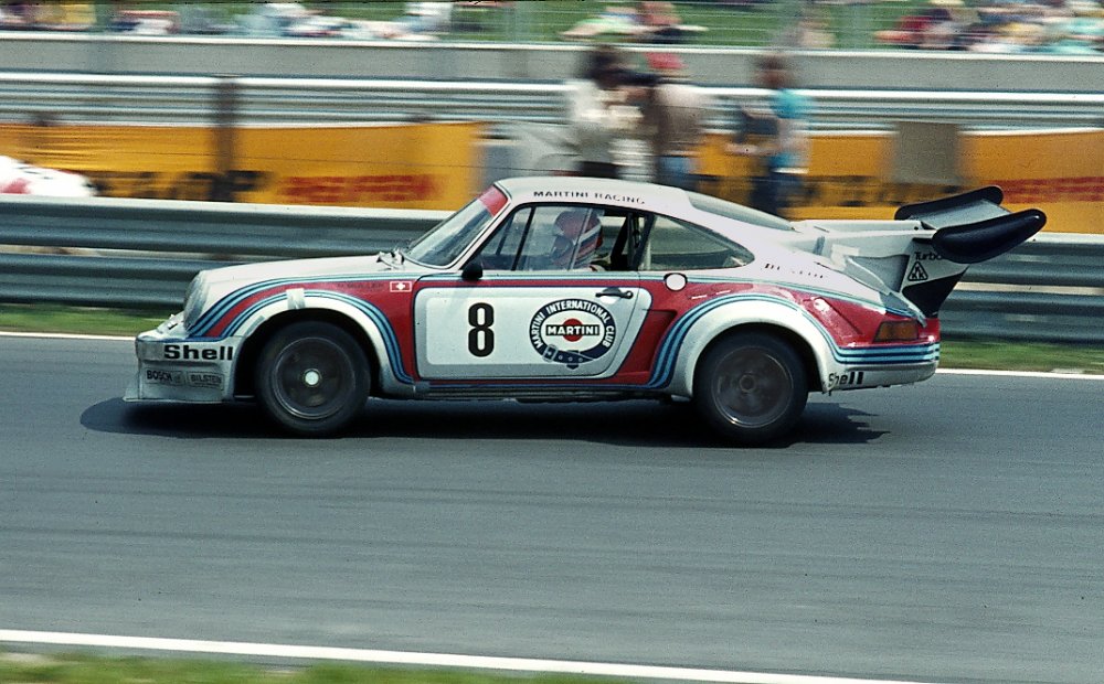 Model 911 je považován za jeden z nejúspěšnějších vozů automobilových závodů a dočkal se mnoha verzí. Na snímku Porsche 911 Carrera RSR Turbo 2.1 s Gijsem van Lennepem při závodu na 1000 km na Nürburgringu v roce 1974.