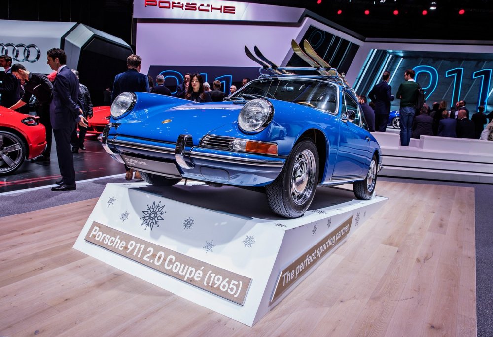 Porsche 911 2.0 Coupé z roku 1965 na 89. mezinárodní autosalon v Ženevě, 5. března 2019.