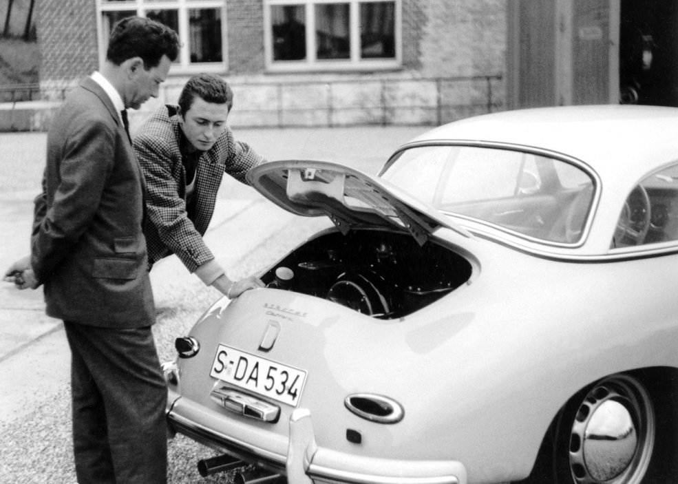 Snímek z roku 1958 ukazuje syna zakladatele automobilky Ferryho Porsche (vlevo) a jeho nejstaršího syna a tvůrce modelu 911 Ferdinanda Alexandra před modelem 356 A Carrera Hardtop. 