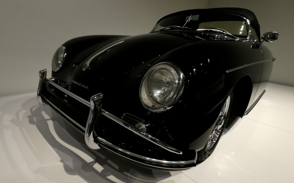 Porsche lákalo hvězdy showbyznysu i politiky. Na snímku z roku 2013 je Porsche 356 Speedster 1600 Super z roku 1958, kdysi vlastněné hercem Stevem McQueenem. Auto bylo tehdy vystaveno ​​v Muzeu umění v Raleigh v Severní Karolíně.