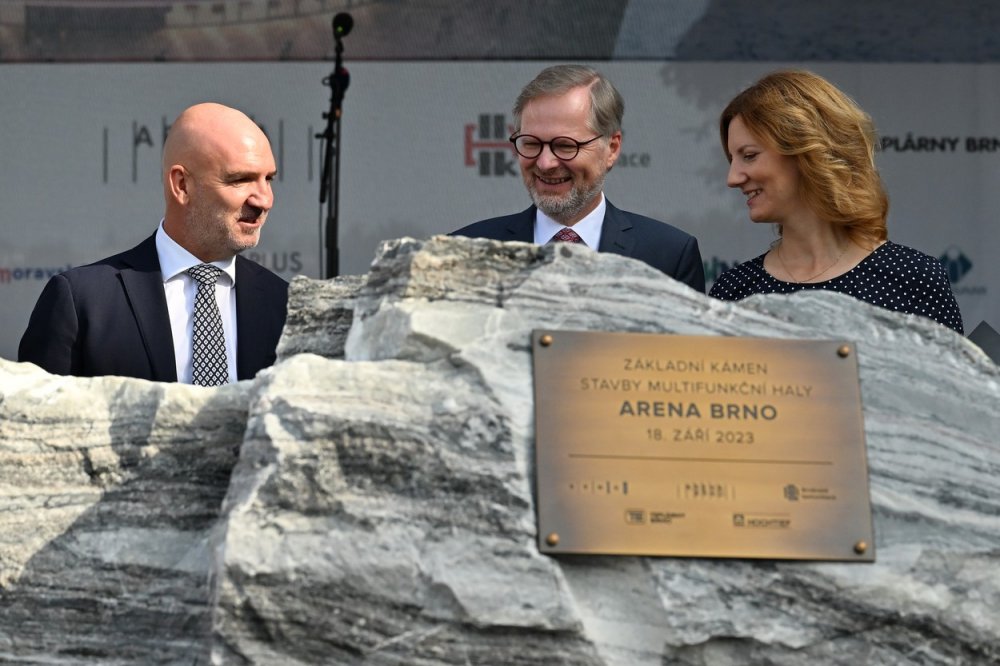 Zahájení výstavby nové arény v Brně. Zleva: Petr Kratochvíl (radní, předseda představenstva společnosti Arena Brno), premiér Petr Fiala a primátorka Brna Markéta Vaňková