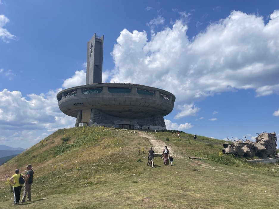 U monumentu se stále scházejí lidé