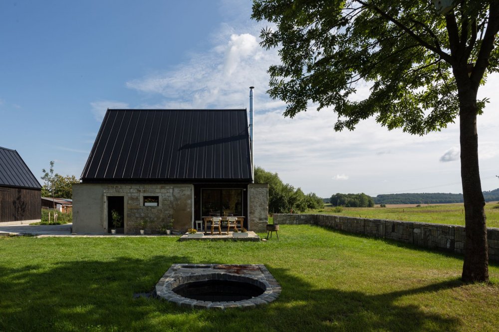 Mezi stavbami vznikl nově multifunkční prostor, který podle architektů slouží jako takové "vstupní náměstí".