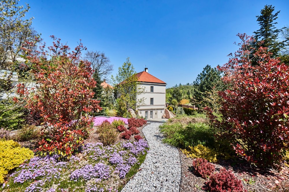 Čtyřpodlažní vila s terasou s výhledem na Šárecké údolí je k dispozici za stovky milionů korun..