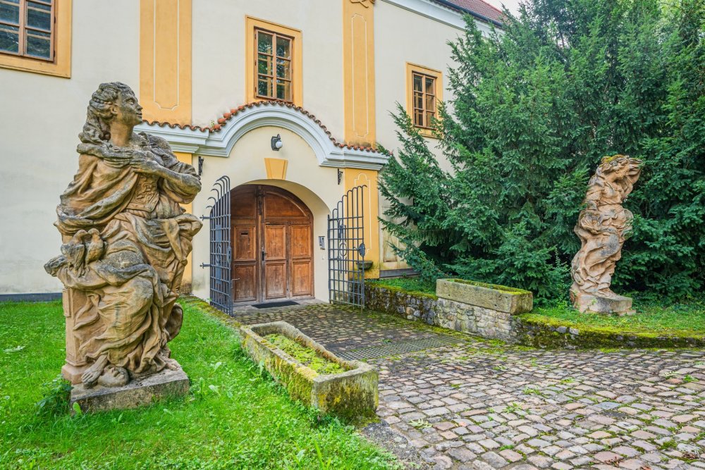 Tvrz má čtyři podlaží a rozlohu 2500 metrů čtverečních.