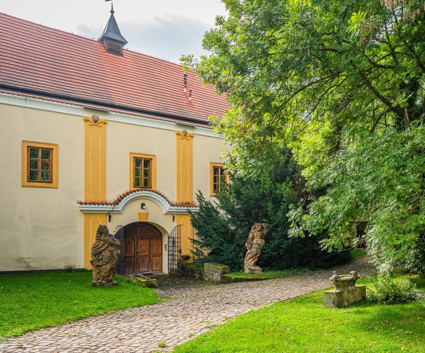 Středověká tvrz v Třebotově nedaleko Prahy má bohatou historii. Často střídala majitele, byla v ní fara i zdravotní středisko. Vyhořela, aby se dočkala kompletní rekonstrukce a stal se z ní hotel. 