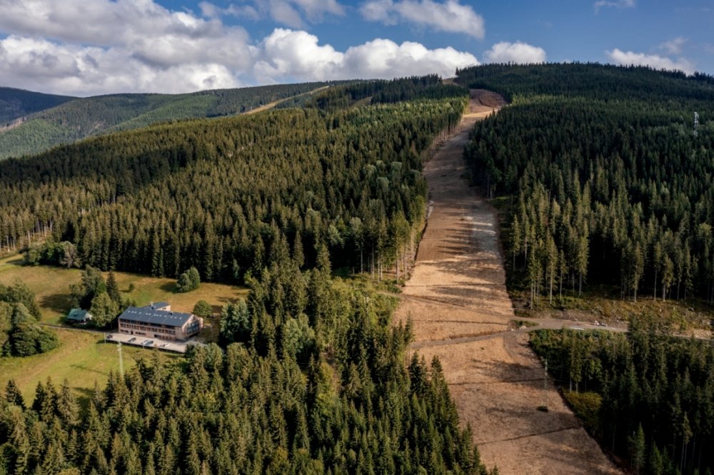 Na Přehradní sjezdovce, vedoucí od Hromovky, si letos lyžaři užijí více než 1,5km její horní části, která bude také vybavena nejmodernějším zasněžovacím systémem