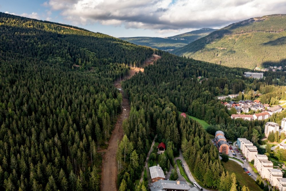 Pohled na sjezdovku lesní, vedoucí kolem Bedřichova z Medvědína. Její horní část v délce cca 1 km si lyžaři užijí již letošní zimu