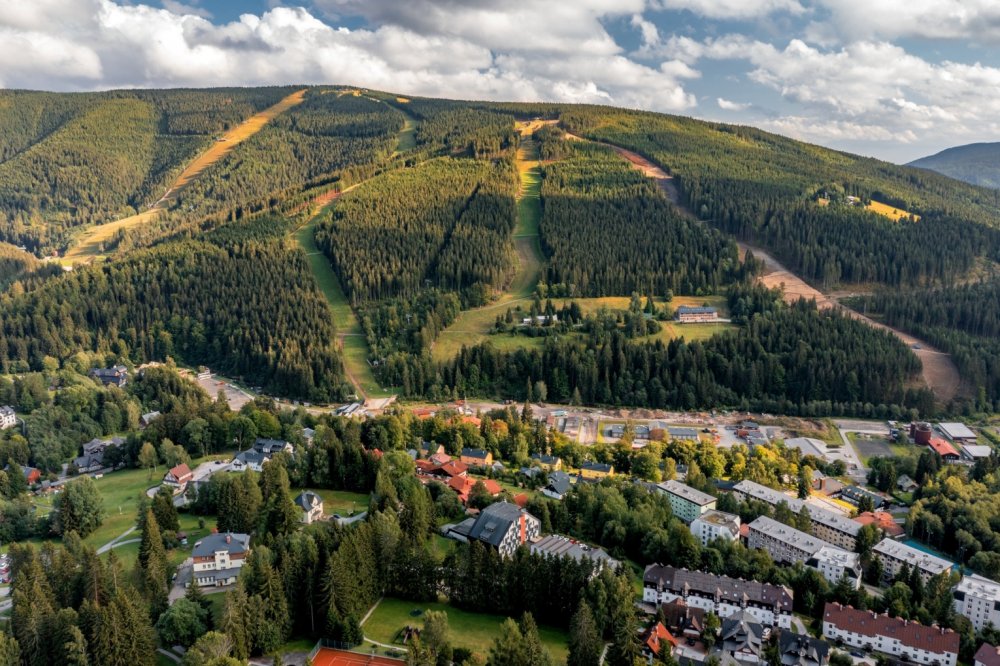 Pohled na sjezdovky Svatého Petra a Hromovky, vpravo pak na zbrusu novou sjezdovku Přehradní