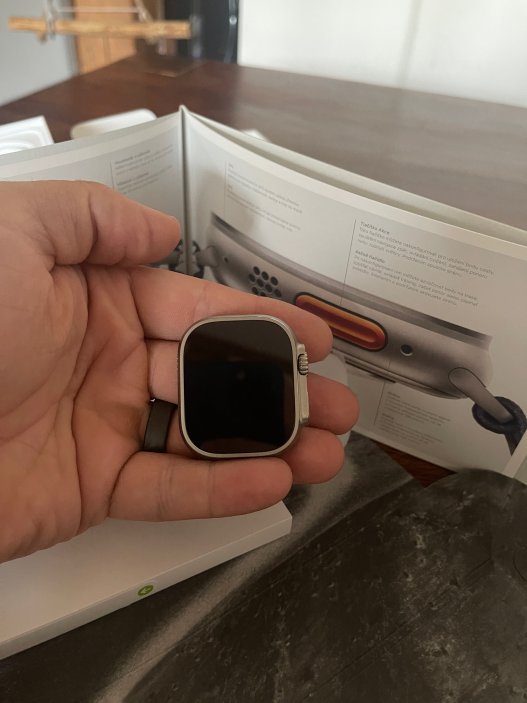 S průměrem 49 mm patří Apple Watch Ultra 2 k největším chytrým hodinkám na trhu